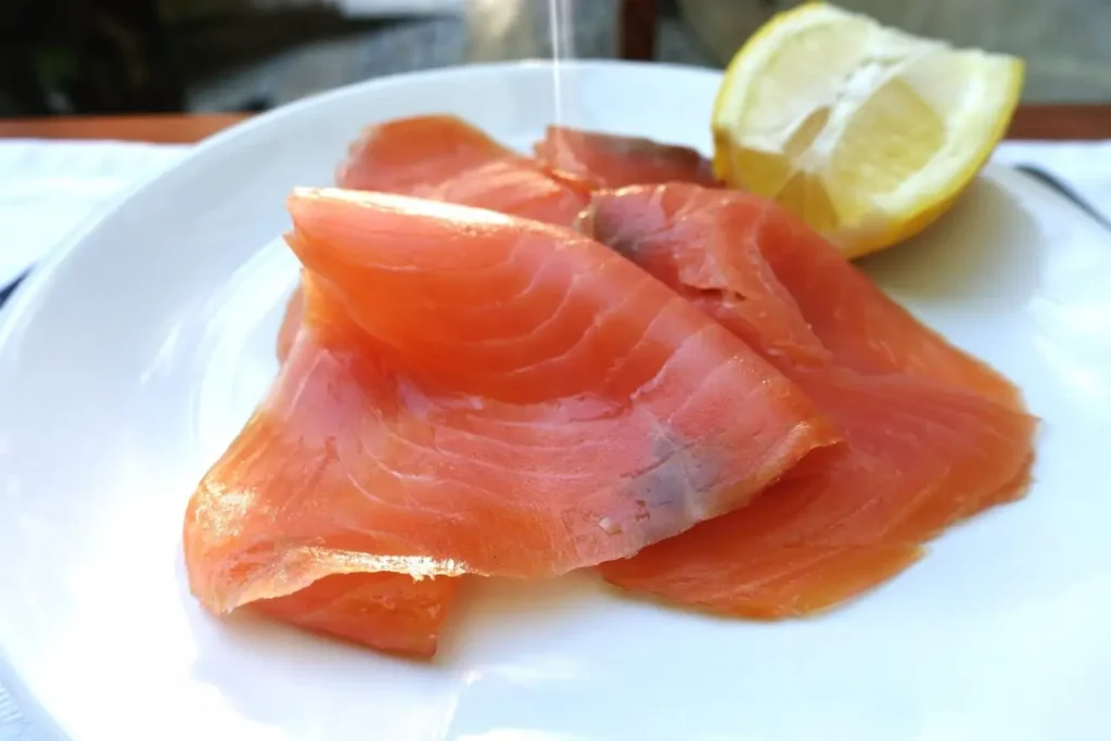 Cosa succede a chi mangia salmone di allevamento? Ecco la risposta Cosa succede a chi mangia salmone di allevamento? Ecco la risposta