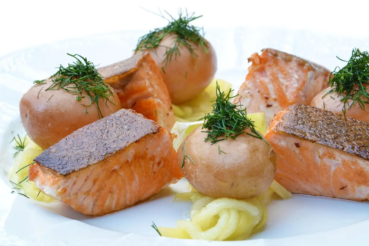 Cosa succede a chi mangia salmone di allevamento? Ecco la risposta Cosa succede a chi mangia salmone di allevamento? Ecco la risposta