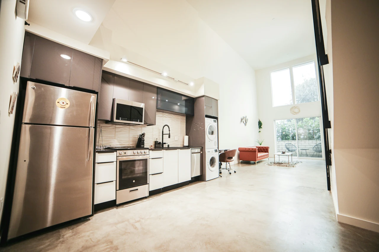 Lavatrice in cucina? Ecco segreto per nascondere tutto e avere una casa da copertina Immagine selezionata