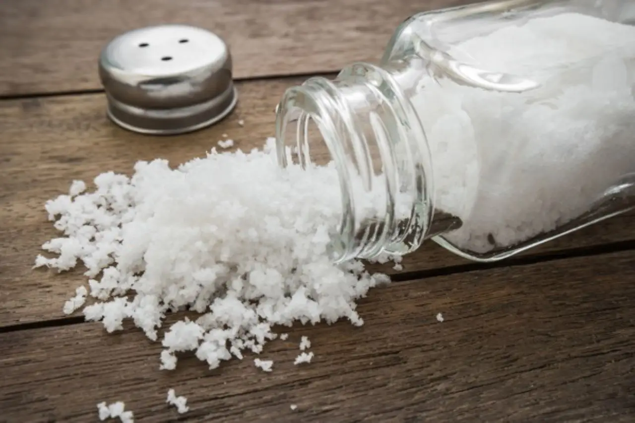 Come usare il sale grosso per eliminare le erbacce: questa la ricetta dei giardinieri Immagine selezionata