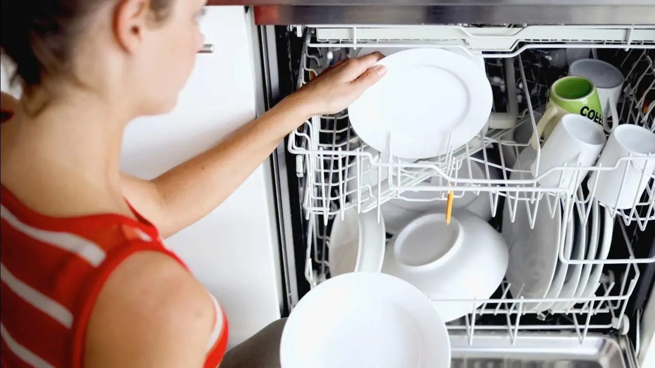 Il motivo per cui la lavastoviglie non pulisce bene l’errore comune che molti fanno
