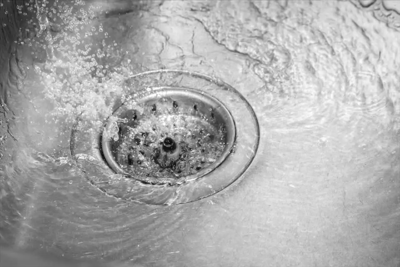 Il metodo infallibile per sturare subito i tubi di scarico intasati Immagine selezionata