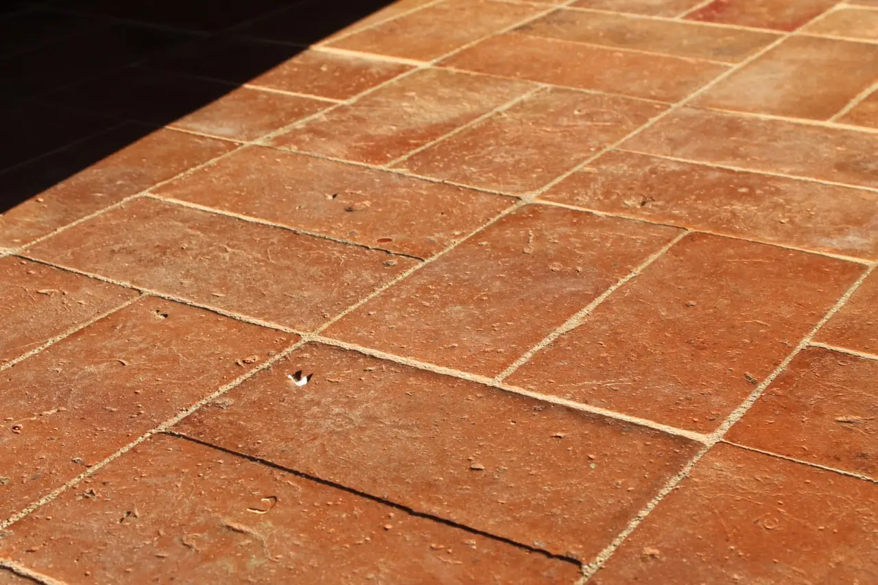 I metodi migliori per pulire i pavimenti in cotto senza danneggiarli