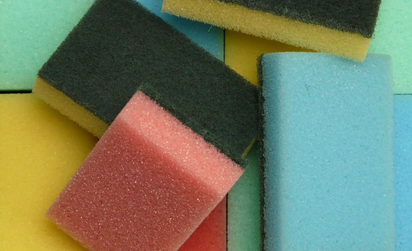 Attenzione a queste superfici, le spugne abrasive possono rovinarle