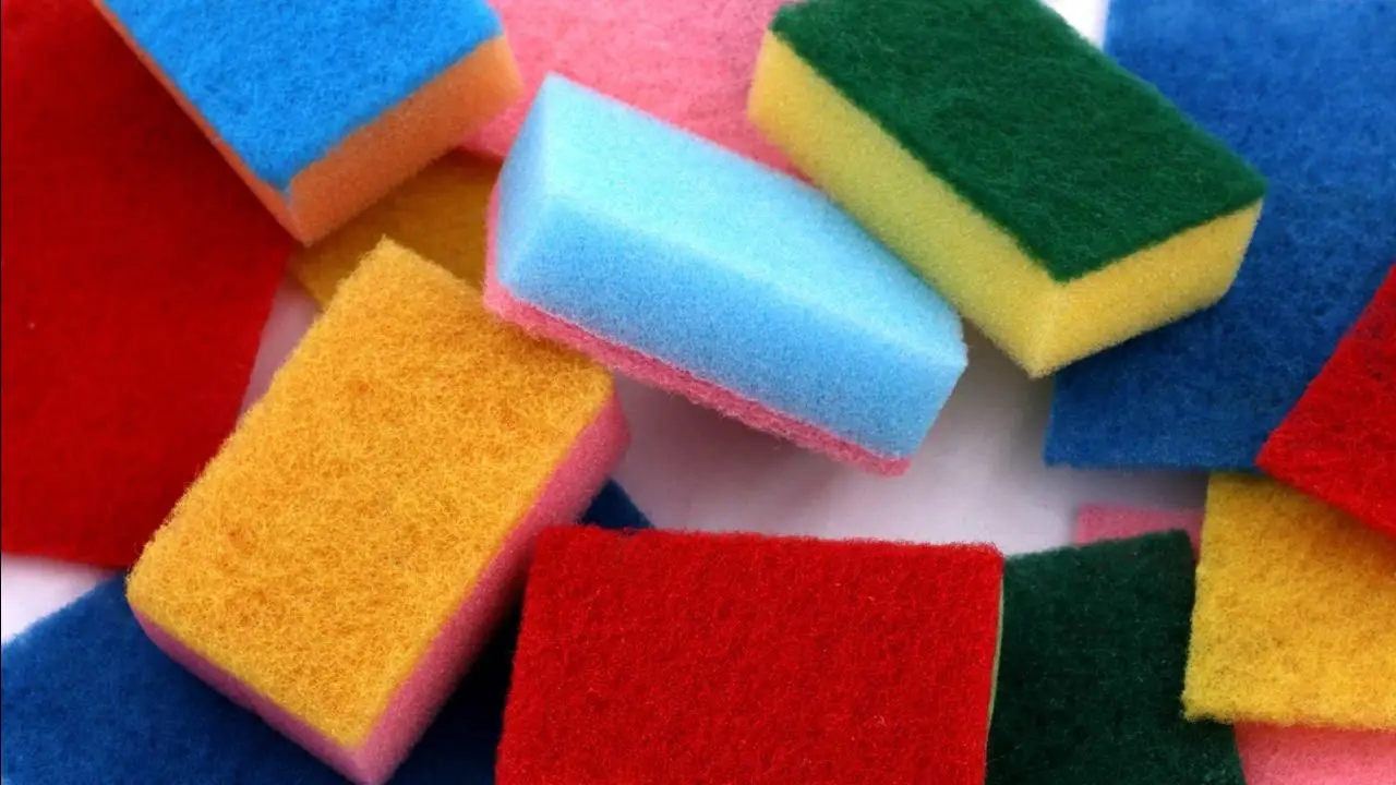 Attenzione a queste superfici, le spugne abrasive possono rovinarle Attenzione a queste superfici, le spugne abrasive possono rovinarle
