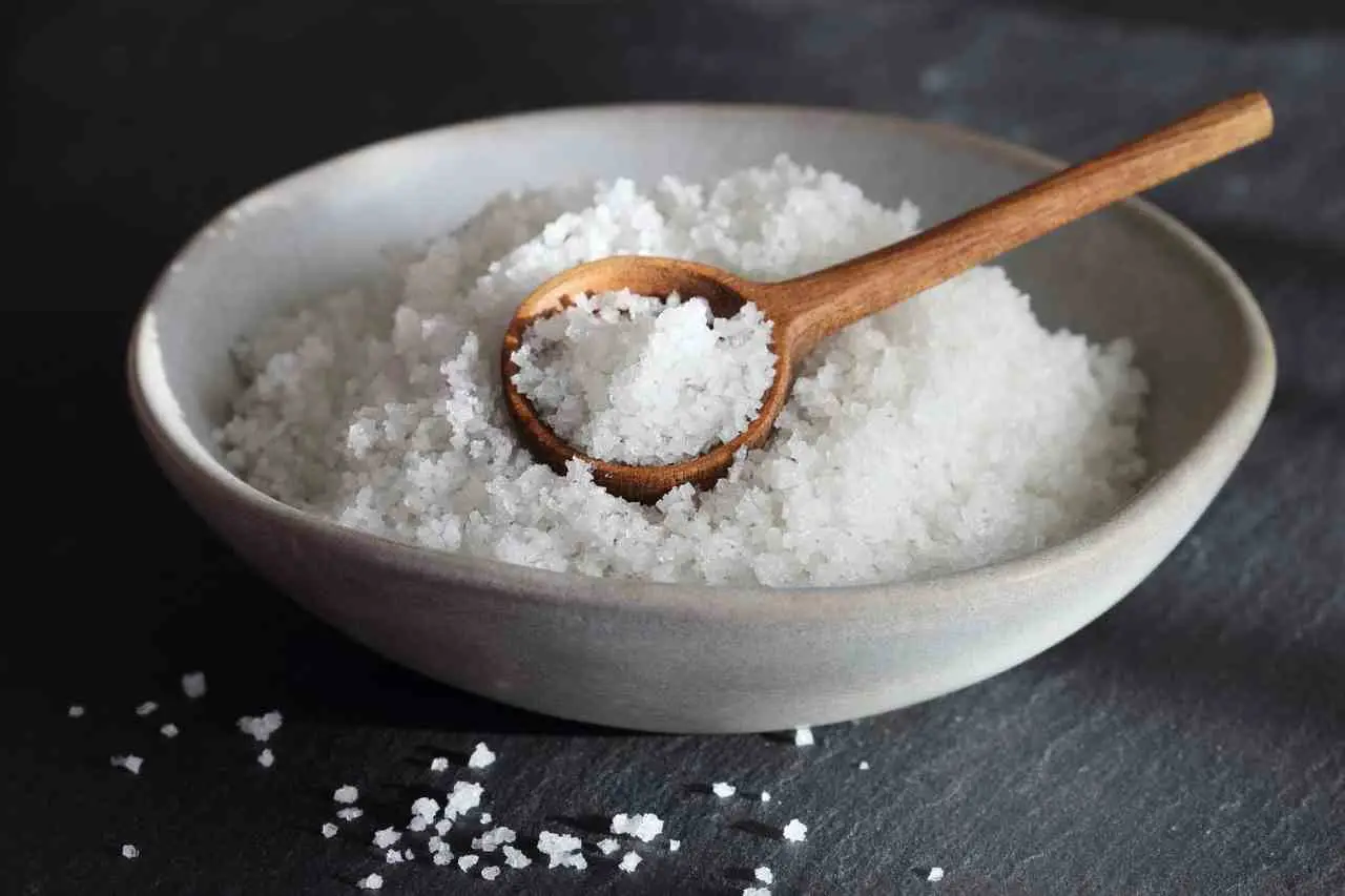 Sale grosso contro le erbacce: la ricetta consigliata dai giardinieri esperti Sale grosso contro le erbacce: la ricetta consigliata dai giardinieri esperti