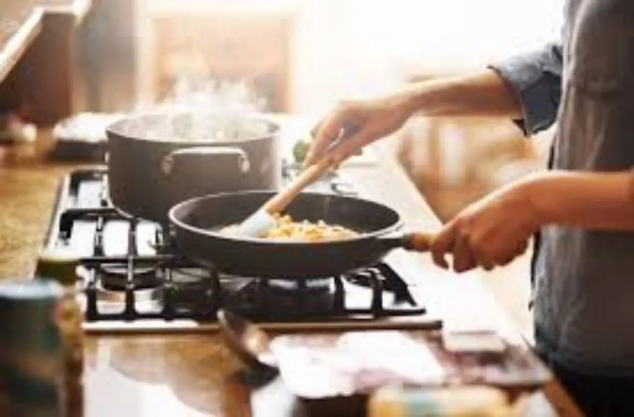 Cucinare con meno olio: suggerimenti di uno chef per piatti leggeri e saporiti Cucinare con meno olio: suggerimenti di uno chef per piatti leggeri e saporiti
