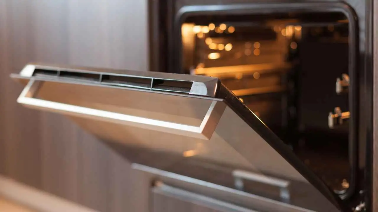 Come prevenire la formazione di incrostazioni nel forno con semplici accorgimenti Come prevenire la formazione di incrostazioni nel forno con semplici accorgimenti